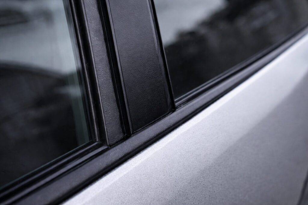 未塗装樹脂パーツだけでなくゴム部への高い適合性